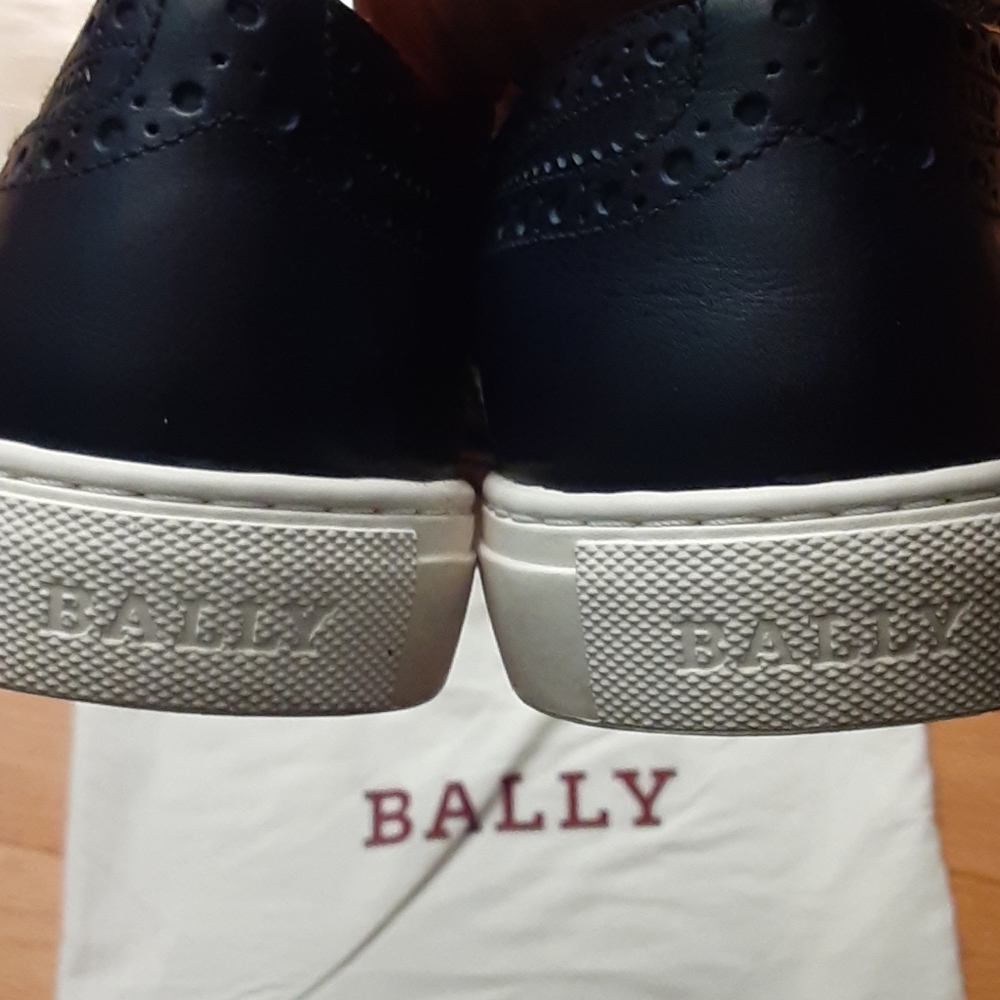 Low top sneaker - Picture 6 of 8